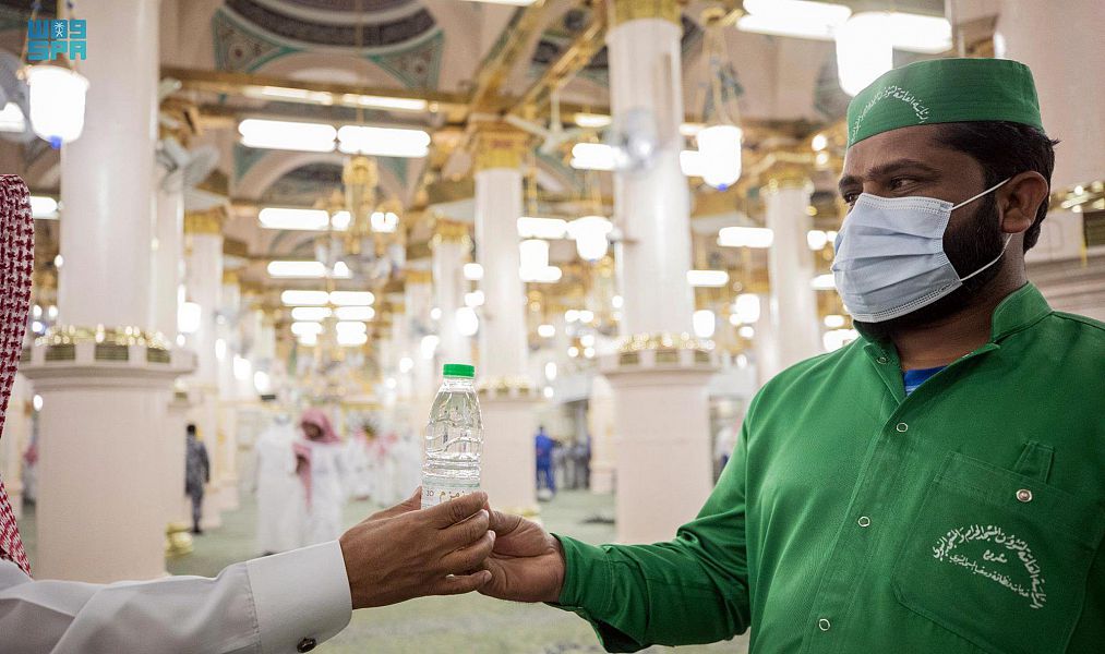 توزيع ماء زمزم في المسجد النبوي