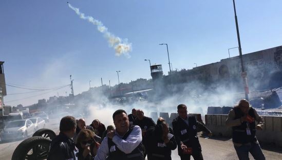 قوات الاحتلال الإسرائيلي تصيب عددا من الصحفيين شمال القدس 