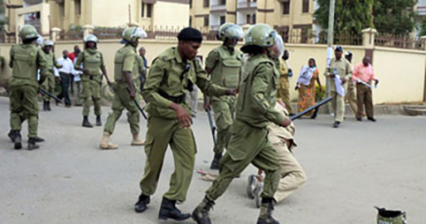 تنزانيا تعتقل 104 أشخاص بتهمة التخطيط لإقامة "معسكرات متطرفة" في موزمبيق