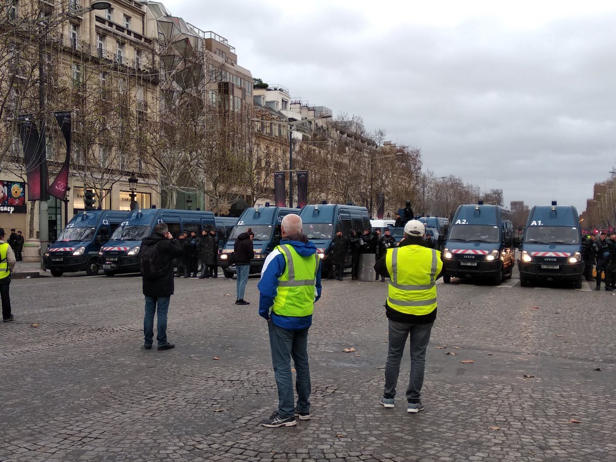 متظاهرو "السترات الصفراء" يشتبكون مع الشرطة في بروكسل