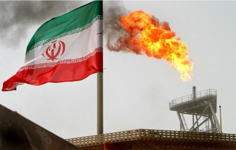 إيران: نبحث عن حل لبيع النفط وتحويل الإيرادات