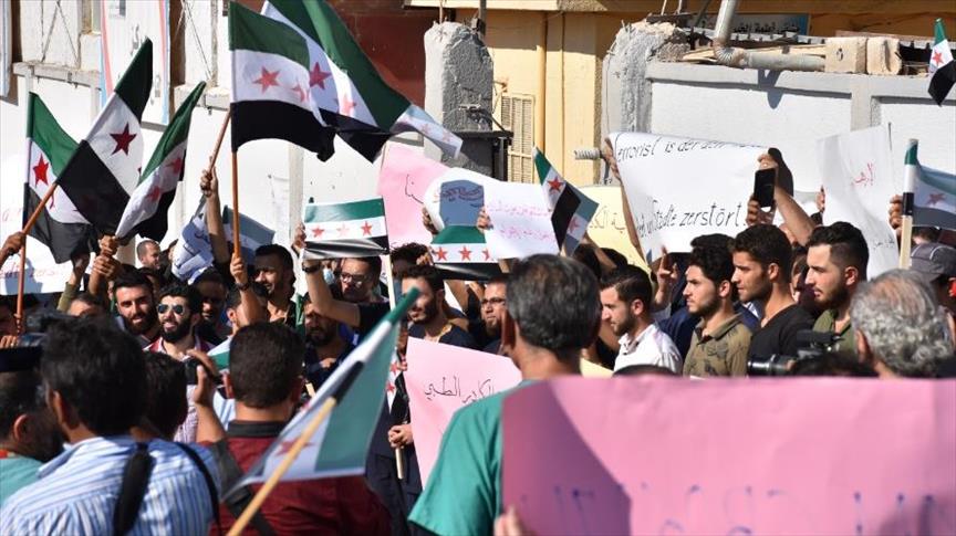 أطباء إدلب يتظاهرون للمطالبة بحماية دولية من هجمات النظام