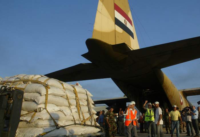  مصر: إنزال جوي لـ 50 طناً من المساعدات بقطاع غزة