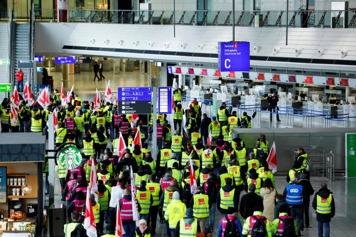  إضراب في 11 مطاراً بألمانيا يُلغي 1100 رحلة