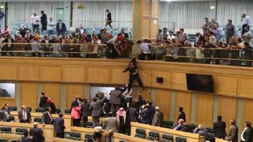 مواطن أردني يقفز من شرفة مجلس النواب 
