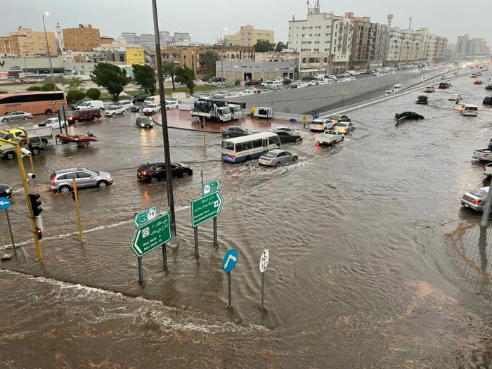 أمطار غزيرة وسيول تجتاح  جدة .. وتحذيرات للكويتيين