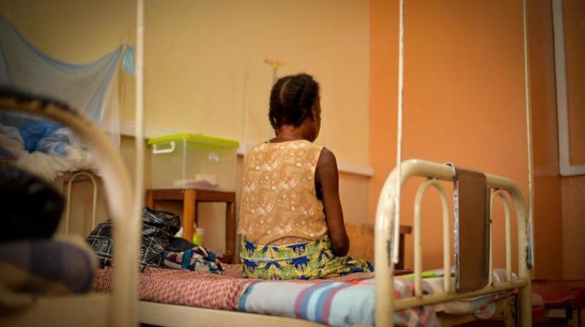 امرأة تعالَج من فيروس «إتش آي في» المسبِّب لمرض نقص المناعة المكتسب «الإيدز» داخل مستشفى في أفريقيا (أ.ف.ب)
