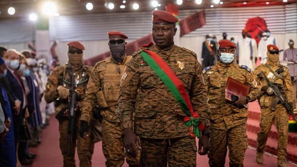 عسكريون يعلنون إقالة رئيس المجلس العسكري الحاكم في بوركينا فاسو وإغلاق الحدود