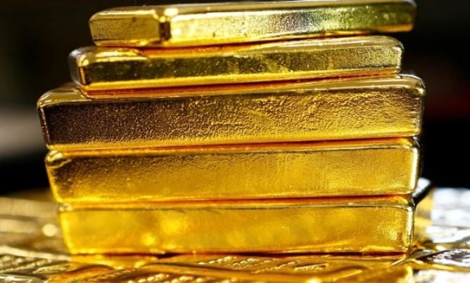 تراجع أسعار الذهب قرب أدنى مستوى لها منذ عامين ونصف العام مع ارتفاع الدولار