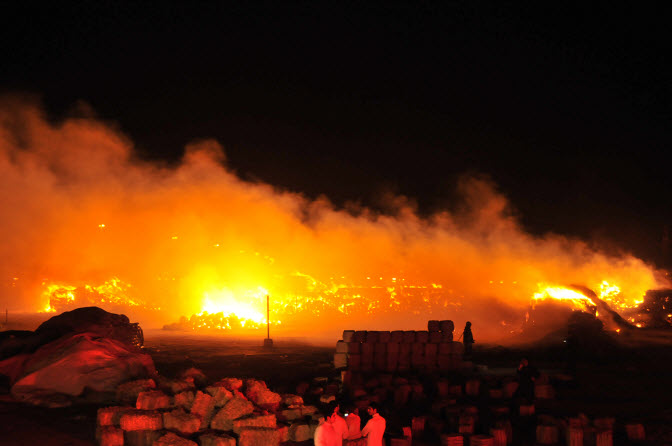 “الإطفاء” تسيطر على حريق الأعلاف في منطقة السالمي