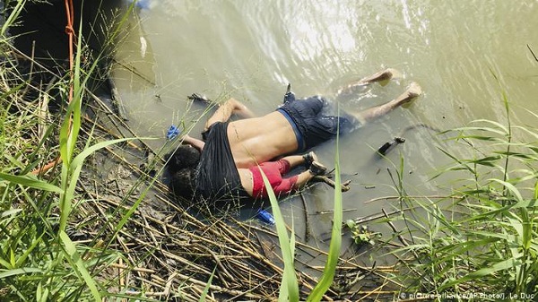 انتقادات عنيفة لرئيس المكسيك بعد غرق المهاجر السلفادوري وطفلته