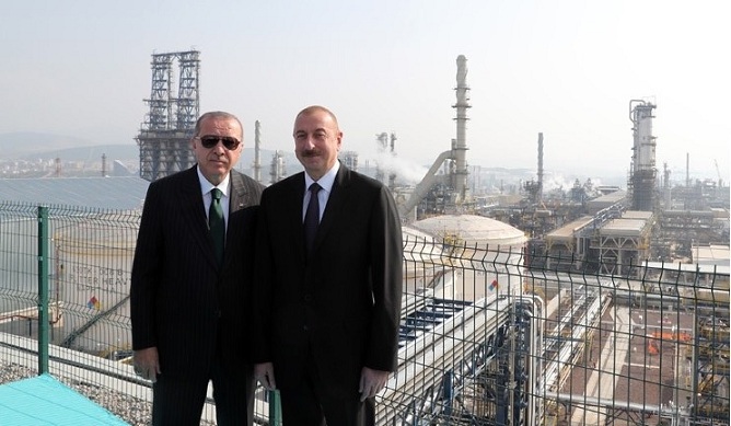 الرئيسان التركي والأذري يفتتحان مصفاة لتكرير النفط في "أزمير"