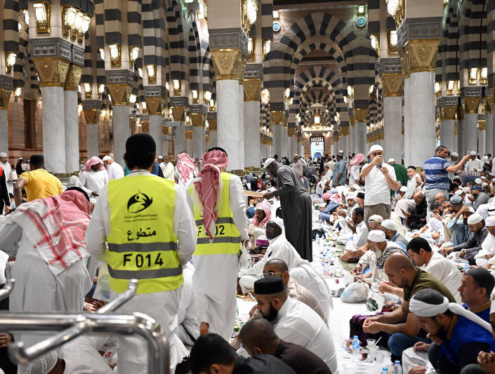  تنفيذ 358 ألف ساعة تطوعية اجتماعية في المسجد النبوي خلال النصف الأول من «رمضان» 