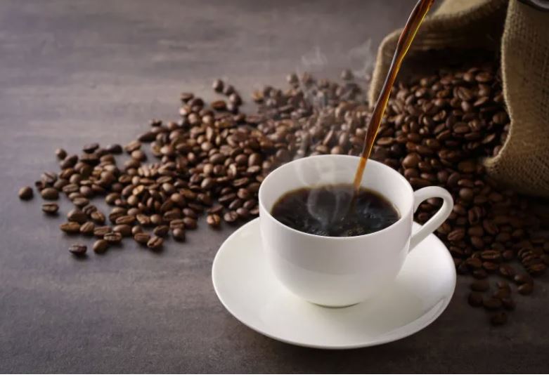 دراسة حديثة: القهوة تجعل من يشربها ينام أقل ويمشي أكثر