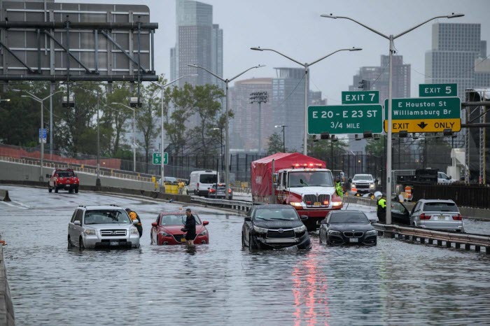  فيضانات عارمة تجتاح نيويورك وتسبب إرباكاً لحركة السير