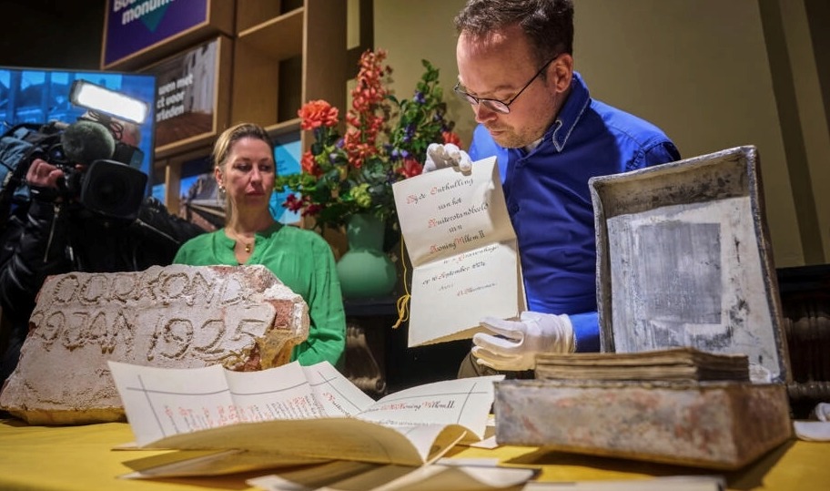  العثور على صندوق يحوي وثائق تاريخية نادرة خلال أعمال ترميم البرلمان الهولندي