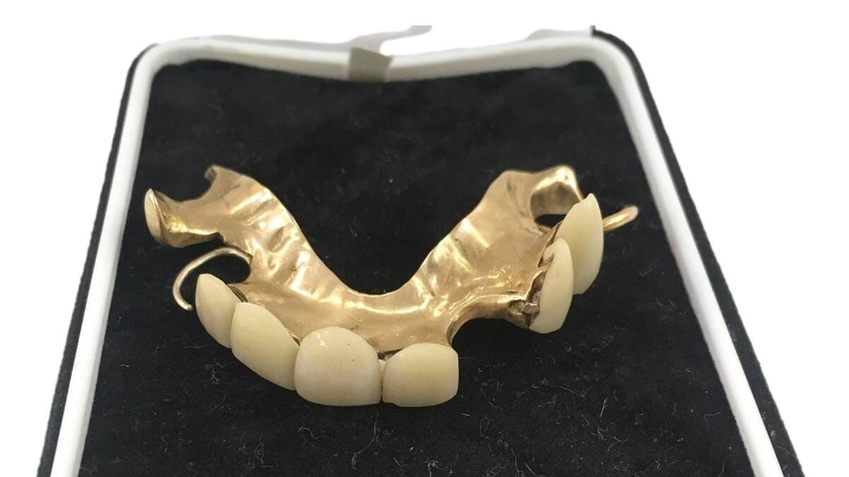  شركة مزادات تستعد لبيع أسنان ونستون تشرشل 