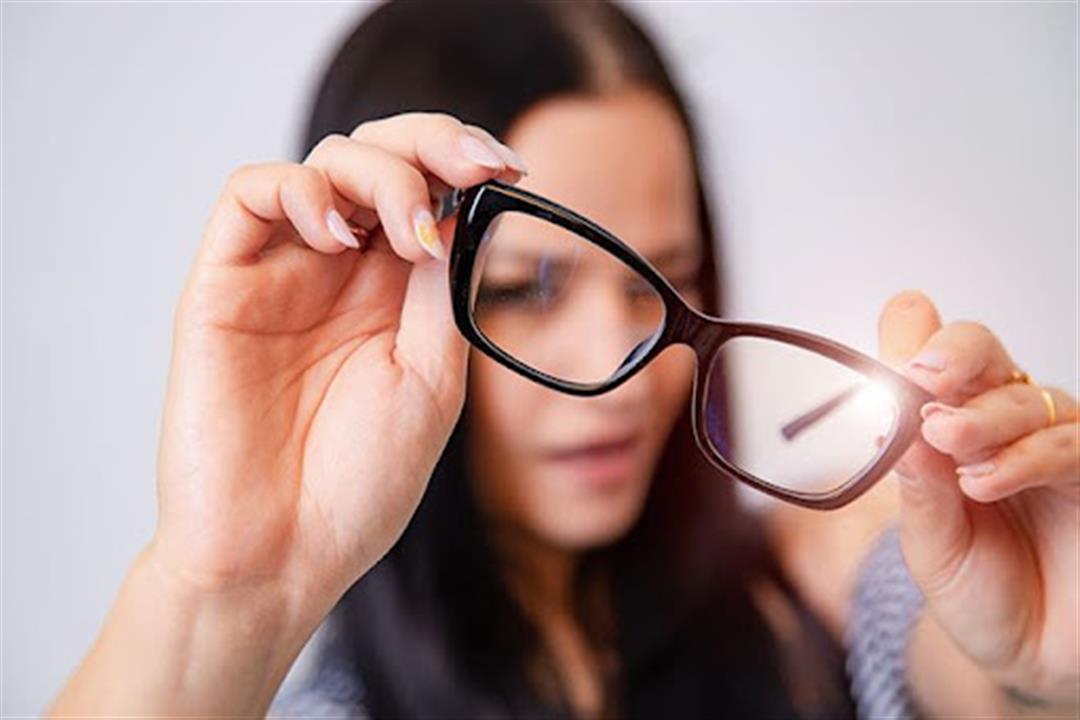 طبيبة عيون: عدم ارتداء النظارات الطبية يرهق عضلات العين  