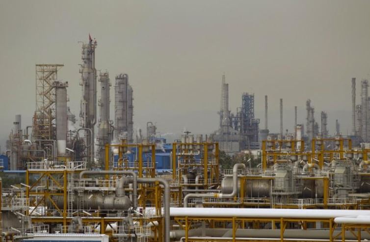 إيران تبدأ بيع النفط الخام لشركات خاصة لمواجهة العقوبات الأمريكية