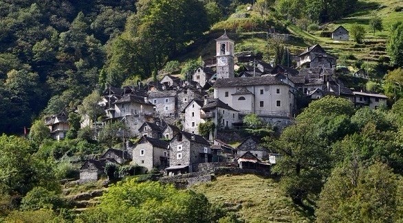 قرية جبلية في سويسرا تتحول لفندق سياحي ضخم