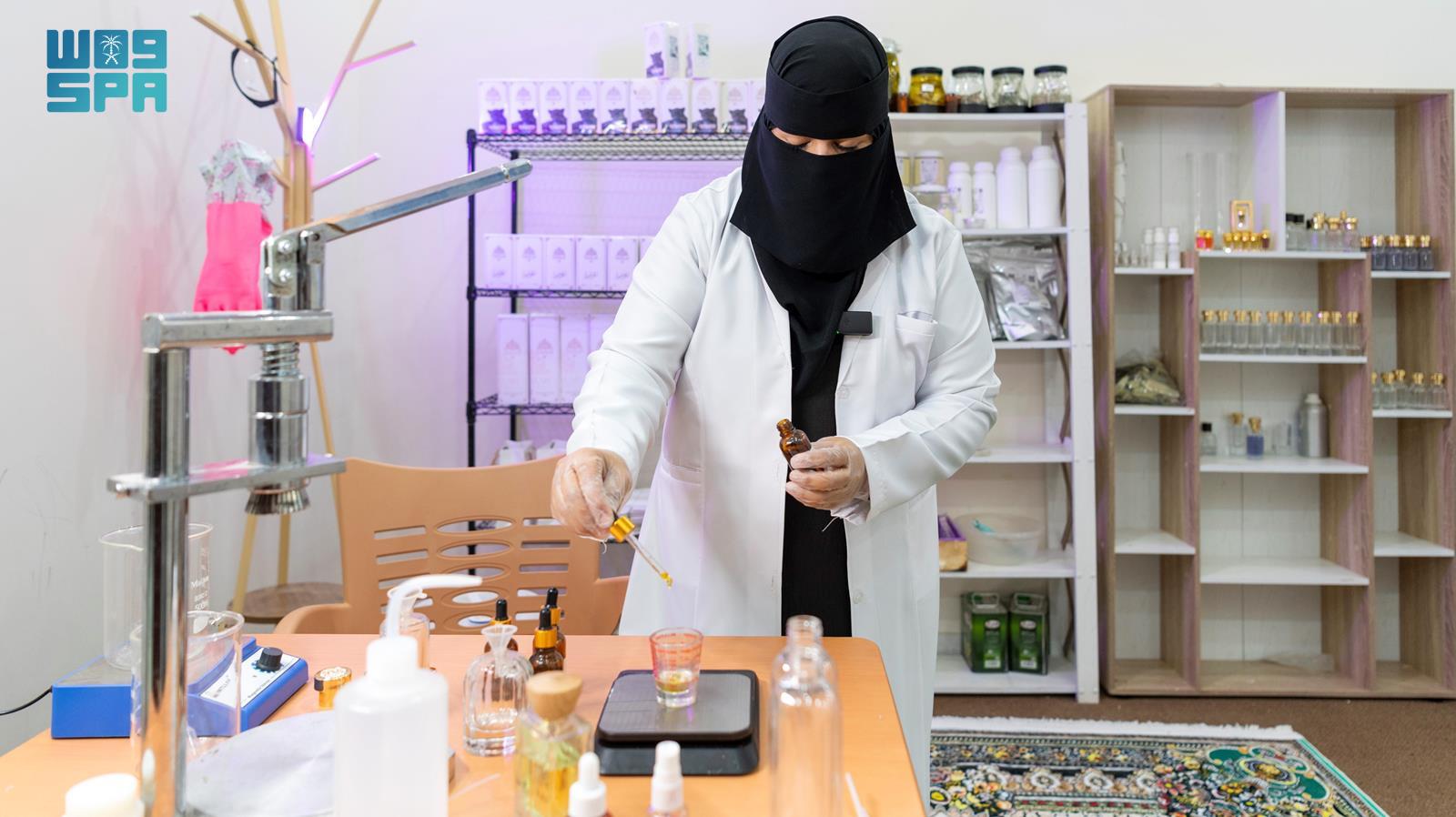  «سعودية» تستثمر الأعشاب البرية لإنتاج العطور!