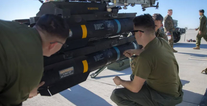 عسكريون أميركيون يضعون اللمسات الأخيرة على الصاروخ.