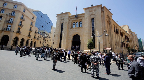 المحتجون في لبنان يتجمعون في محيط مجلس النواب