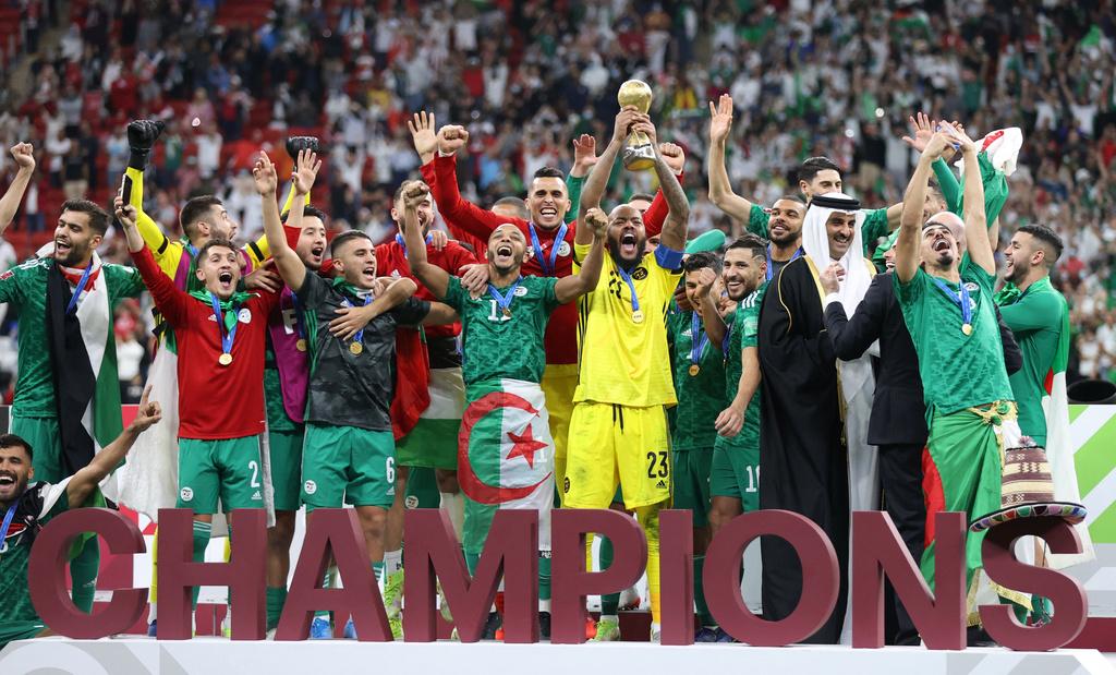 أمير قطر سلم كأس البطولة لمحاربي الصحراء الذين يحتفلون بالفوز بعد التغلب على تونس بثنائية 