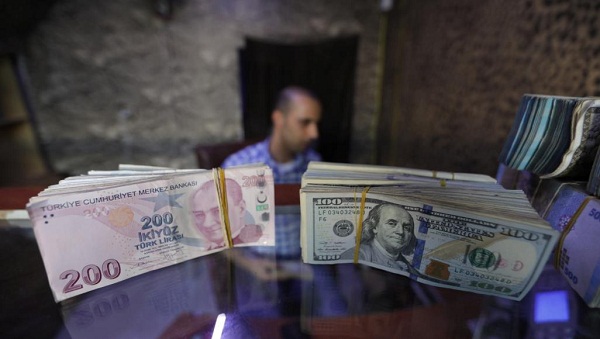 الليرة التركية تقفز امام الدولار الامريكي الى اعلى مستوى في شهرين 