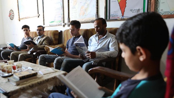  تحوي (2000 كتاب ) أكاديمي من غزة يحول مكتبته الخاصة إلى عامة  
