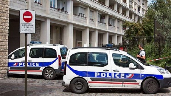الشرطة تعتقل رجلا أصاب 7 أشخاص في هجوم بسكين وسط باريس