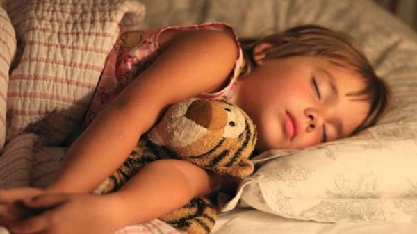 ما علاقة النوم بصحة الأطفال المعوية؟