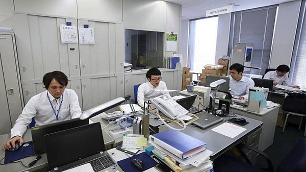 لماذا يسمح للموظفين في اليابان بالحضور إلى العمل دون ربطات عنق؟
