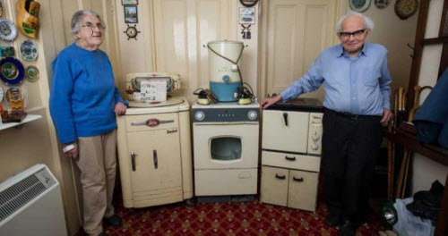 زوجان عاشا 60 عاما بنفس الأجهزة الكهربائية