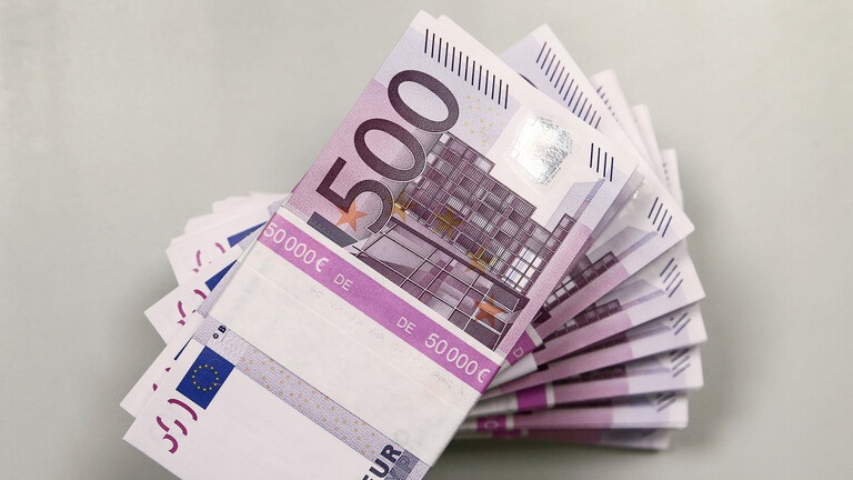 اليورو ينزل عن أعلى مستوى في عامين