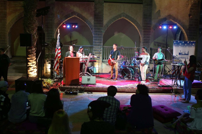 فرقة سلاح الجو الأمريكي الموسيقية تحلق عزفا وغناء بأجواء الكويت 