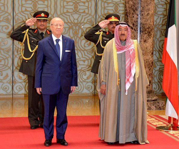 سمو الأمير يتسلم دعوة من الرئيس السبسي لزيارة تونس