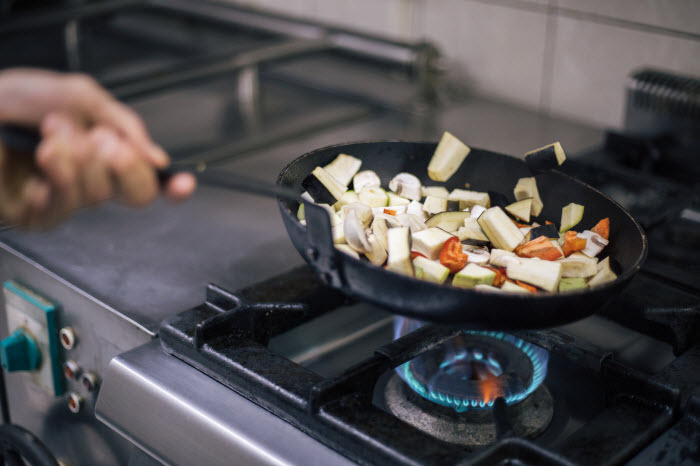  دراسة: الطهي على الغاز أسوأ 100 مرة على صحتنا من عوادم السيارات