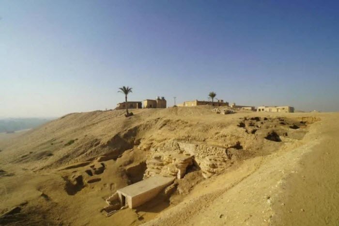  مصر .. اكتشاف مقبرة صخرية تعود لعصر الأسرة الثانية في منطقة سقارة الأثرية