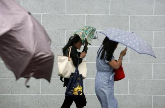 الإعصار ميربوك يتجه نحو هونج كونج وجنوب الصين