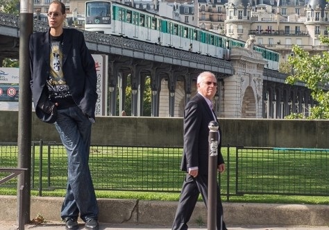 لا يركب المترو ولا يقود السيارة.. هكذا يعيش أطول رجل في أوروبا