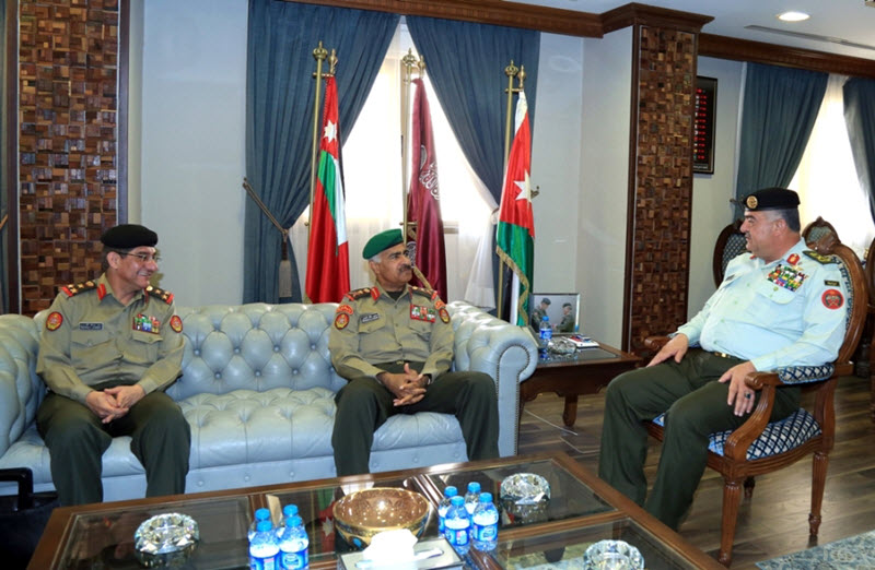رئيس الأركان يشيد بتطور التعاون العسكري المشترك مع الأردن