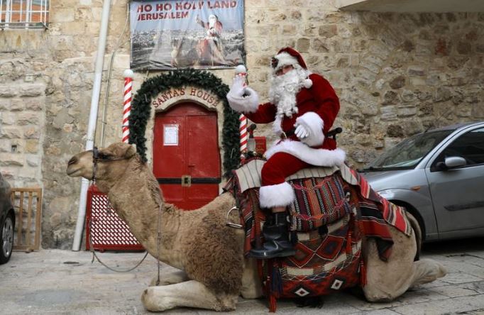 سانتا كلوز يقدم أشجار عيد ميلاد مجانية لسكان القدس