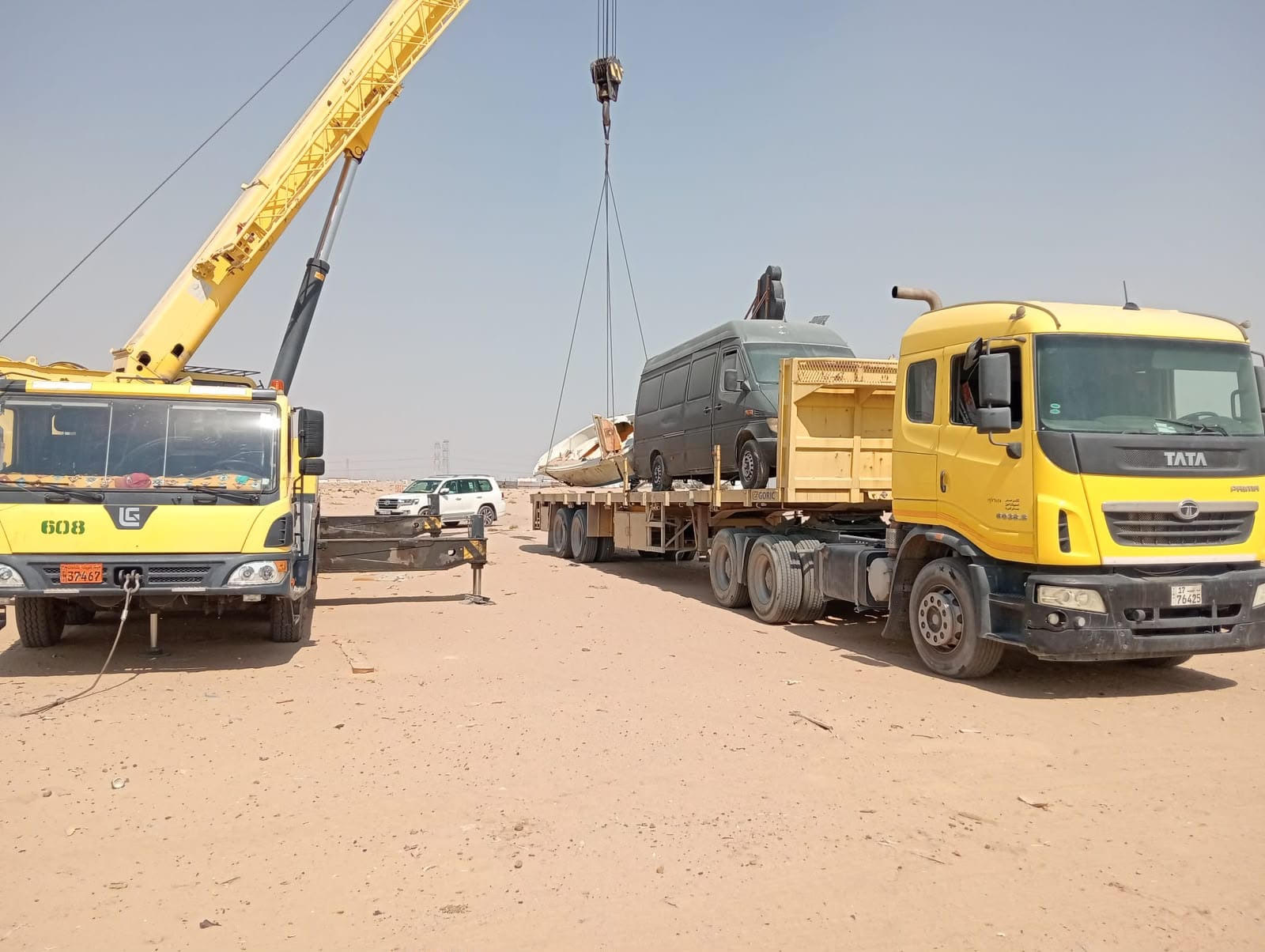 الخرينج : رفع 3 شاليهات متنقلة و3 فود ترك في منطقة الهجن