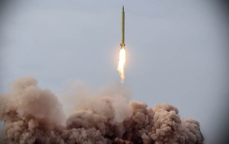 الحرس الثوري يختبر صواريخ بالستية لإصابة أهداف بحرية