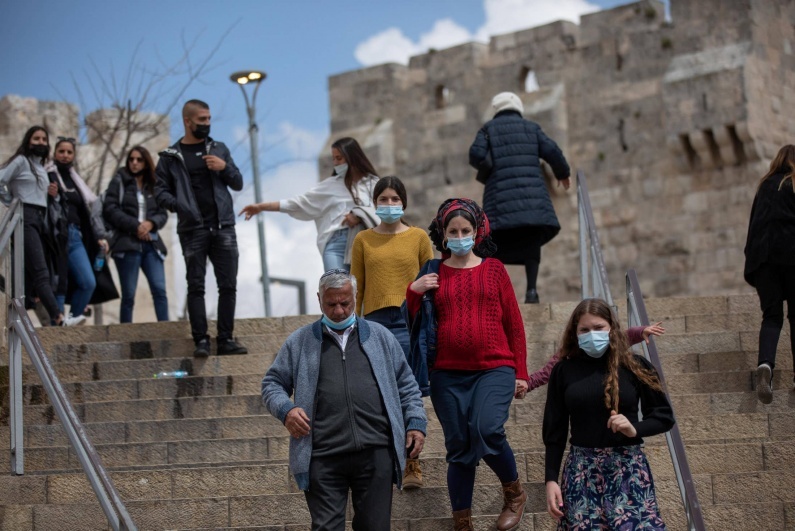إسرائيل تُلغي اشتراط ارتداء الكمامات في الأماكن المفتوحة