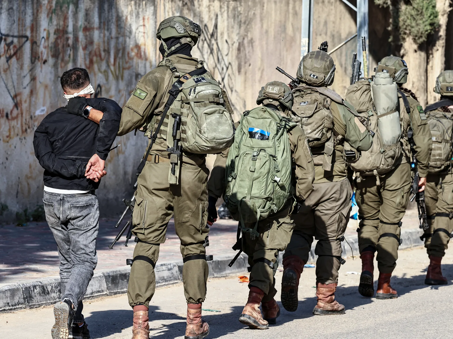 الضفة الغربية.. اعتقالات وإحراق مركبات الفلسطينيين