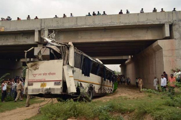  29 قتيلا بسبب نوم سائق حافلة في الهند
