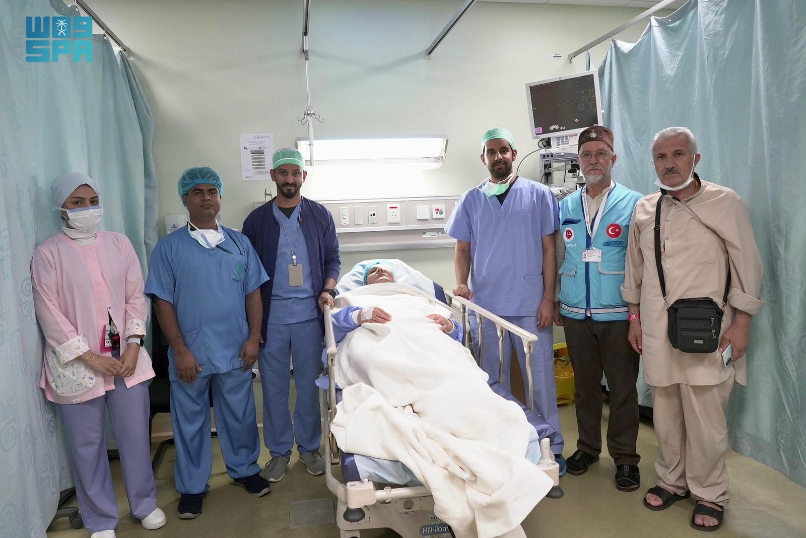 فريق طبي سعودي ينقذ بصر حاجة تركية خمسينية بمكة المكرمة 