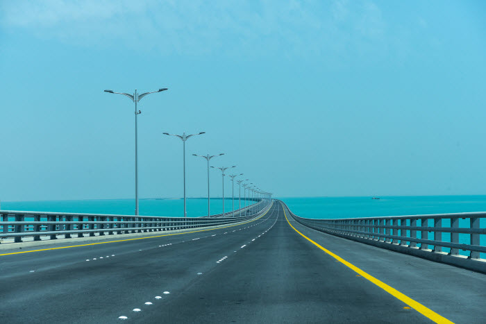 فرض رسوم عبور على الشاحنات المستخدمة لجسر جابر الأحمد ووصلة الدوحة